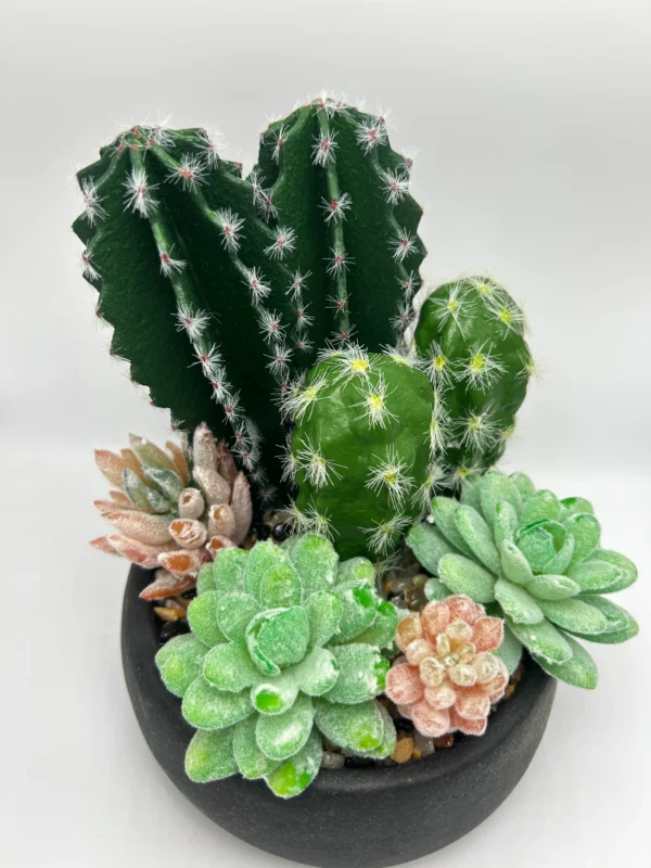 pequeñas plantas artificiales en macetas